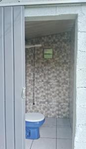 a bathroom with a blue toilet in a building at Fusca Home in Piedade