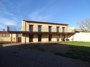 a building with a balcony on top of it at Hotel Rural Sol 7 in Piedrahita de Castro