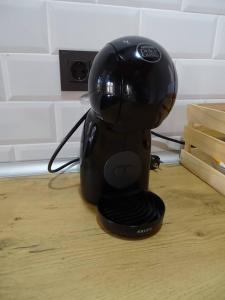 a black mixer sitting on top of a wooden table at Hotel Rural Sol 7 in Piedrahita de Castro