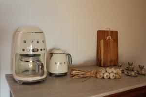 a kitchen counter with a coffee maker and a mixer at La Molina Mallorca in Felanitx