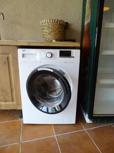 a washing machine in a kitchen next to a counter at Hotel Rural Sol 7 in Piedrahita de Castro
