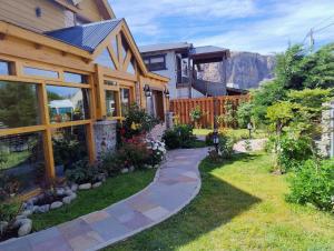 a house with a walkway in the yard at Apart Ruta 40 in El Chalten