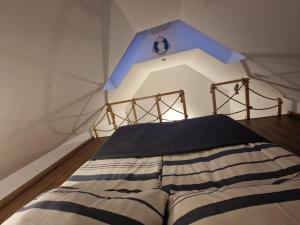 ein Bett in einem Zimmer mit einer Uhr an der Decke in der Unterkunft Lake Loft in Żarnowska