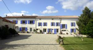 Casa blanca grande con persianas azules en Jj French Gites, en Pécharic-et-le-Py