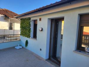 a white house with a door and a window at Casa do Azeite in Torre de Moncorvo