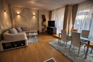 ein Wohnzimmer mit Sofa und Tisch in der Unterkunft Silver city Paradise in Sofia