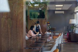 a group of people sitting at a long table at Hotel 10 Blumenau in Blumenau +59 photos