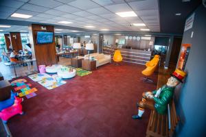 a room with a clown figurine in the middle at Hotel 10 Blumenau in Blumenau