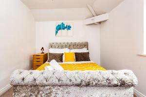 a bedroom with a bed and a couch at Exclusive Apartment in Newcastle upon Tyne +24 photos