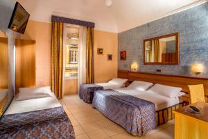 Postel nebo postele na pokoji v ubytování Hotel Assisi + 37 fotografií