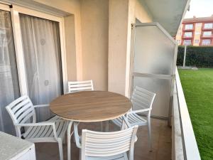 ein Tisch und Stühle auf einem Balkon mit einem Tisch in der Unterkunft El Foraió in L'Estartit