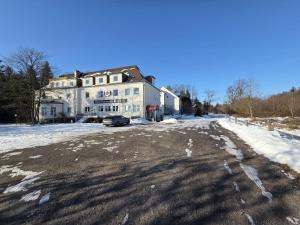an empty parking lot in front of a building at Hotel BURGWALD in Passau