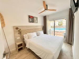 ein Schlafzimmer mit Bett und Deckenventilator in der Unterkunft El Foraió in L'Estartit + 22 Fotos