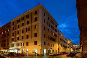 ein großes Gebäude in der Nacht auf einer Stadtstraße in der Unterkunft Hotel Assisi in Rom