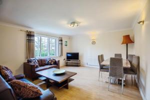 a living room with a couch and a table at Spacious 2-Bed Family Flat in Wimbledon Near Tube in London