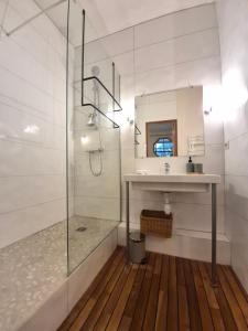 a bathroom with a shower and a sink and a mirror at - Magnifique appartement climatisé 92m2, spacieux et cosy, au cœur de Vichy in Vichy +15 photos