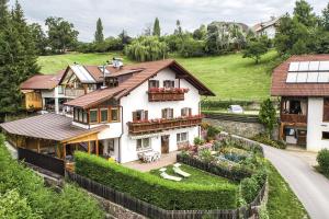 ein Haus auf einem Hügel mit Garten in der Unterkunft Ferienwohnung Marienkäfer Rückzugsort inmitten der Natur mit Bergblick in Klobenstein