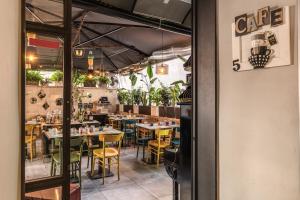 a restaurant with tables and chairs in a room at Apollo Boutique Hotel in Rome