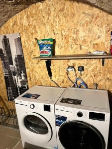 a washing machine and a washer in a room at Montbel'appart Studio Central tout équipé in Montbéliard