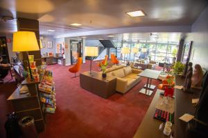 Blick in ein Wohnzimmer mit Sofa und Stühlen in der Unterkunft Hotel 10 Joinville in Joinville