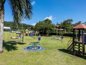 ein Spielplatz mit vielen Spielgeräten in einem Park in der Unterkunft Hotel 10 Joinville in Joinville