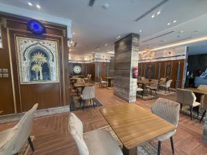 a restaurant with tables and chairs in a room at Afaq Royal Almassar Hotel ex Hayah Al Iman in Mecca