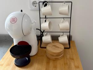 a white blender sitting on top of a wooden floor at Alma do Mar - Alma Nossa in Montijo
