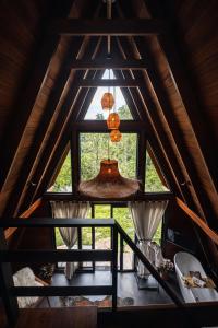 a chandelier in a room with a window at Cabana Canto do Bugio in Gramado +16 photos