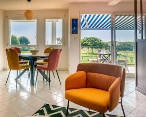 a dining room with a table and chairs at REF 321 - LARMOR PLAGE appartement type 3 vue mer in Larmor-Plage