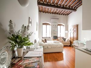 a living room with a bed and a table at La Corte Del Re Suite & Rooms Arezzo in Arezzo