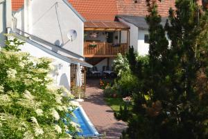 uma casa com uma varanda e uma piscina em Landhaus zum Siebenschläfer em Herrnbaumgarten
