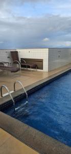 a swimming pool on the roof of a building at Apê Panoramic Águas Claras e Ministérios in Brasília