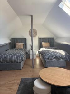 Dos camas y una mesa en una habitación. en littoral, en Bruselas