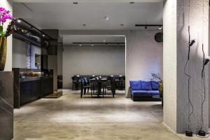 een eetkamer met een tafel en een blauwe bank bij The Suite Garden Hotel in Frankfurt am Main +39 foto's