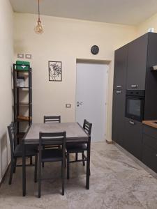 a kitchen with a table and chairs in a room at B&B Siena Le Grondaie in Siena