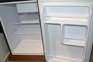 an empty refrigerator with its door open with the door open at Chalé Pé da Serra - Região de Monte Verde in Camanducaia
