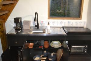 a kitchen with a sink and a counter top at Chalé Pé da Serra - Região de Monte Verde in Camanducaia +31 photos