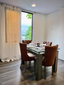 a dining room with a table and chairs and a window at Amazon Luxury Loft 201 in Florencia