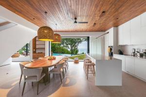 a kitchen and dining room with a wooden ceiling at Tenowi Villa in Mal País