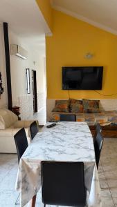 a living room with a table and chairs and a couch at Casa Serrana Punilla in Santa María