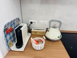 a kitchen counter with a tea kettle and a toaster at Casa di Ale in Rapallo