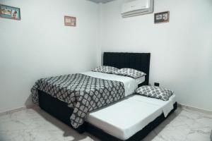 a bedroom with two twin beds in a room at Espacio Ideal 201 in Yopal