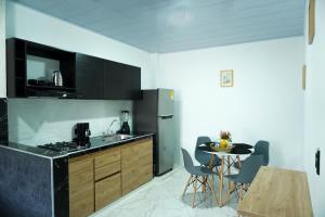 a kitchen with a sink and a table with chairs at Espacio Ideal 201 in Yopal