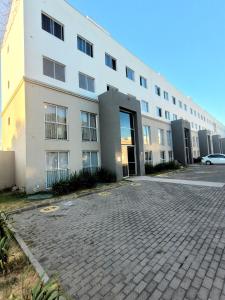 an empty parking lot in front of a building at Apartamento com estacionamento in Uruguaiana
