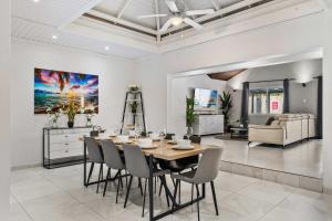a dining room with a table and chairs at Salinja Cerca 2-B in Palm-Eagle Beach