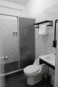 a bathroom with a toilet and a shower and a sink at La casa de Isabel in Tarapoto +13 photos