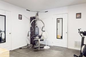 a room with a gym with a treadmill at Inviting & Cozy Studio Sleep 4 Shared Gym & Games in Baneberry
