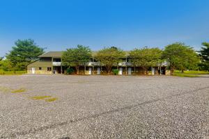 an empty parking lot in front of a building at Inviting & Cozy Studio Sleep 4 Shared Gym & Games in Baneberry +18 photos