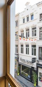 una ventana con vistas a la acrópolis del hotel en Hotel Agora Brussels Grand Place en Bruselas