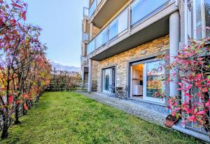 a brick house with a yard next to a building at Appartamento Via Filatoio 9 in Domaso